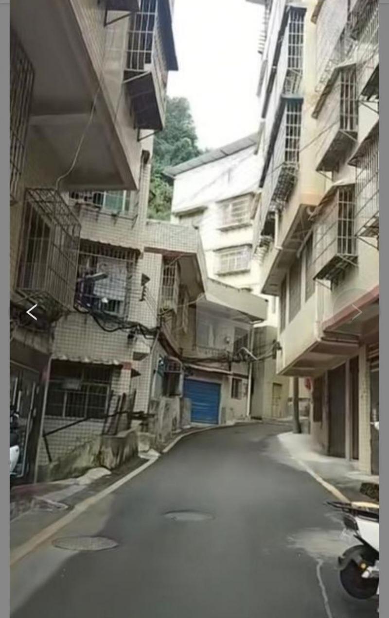 贵阳 高架桥下面的小巷子，停车